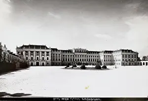Schonbrunn: Schonbrunn castle from the castle courtyard