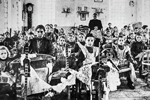 Teach: School children posing in lacemaking class