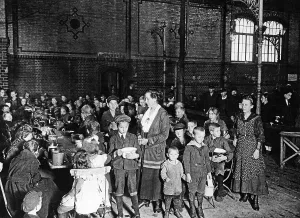 Rows: School lunch in a Berlin elementary school, 1923