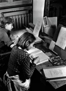Chronicle: Schoolgirls drawing characters, 1942