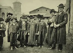Bukovina: Schuler in front of Jewish temple