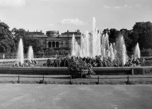 Geyser: Schwarzenbergplatz in Vienna, 1938