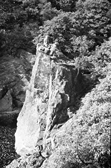 Lochs: Scottish gentleman resting on a rock, over a mountain beck