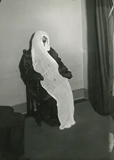 Ectoplasm: Scottish medium Helen Duncan blindfolded during a s?ance