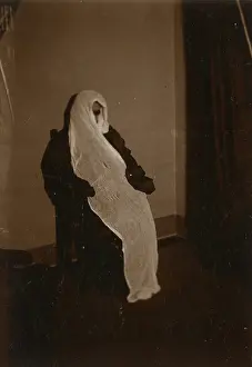 Scottish medium Helen Duncan blindfolded during a s?ance