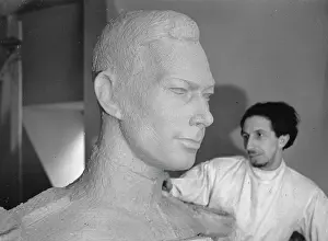 Nemon: The sculptor Oscar Nemon with a monumental