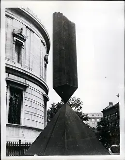 Barnett: Sculpture by Barnett Newman, Broken Obelisk, Washington
