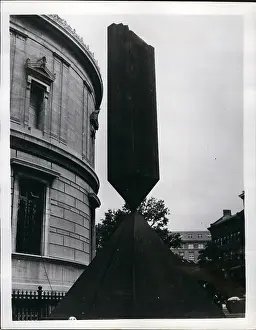 Barnett: Sculpture by Barnett Newman, Broken Obelisk, Washington