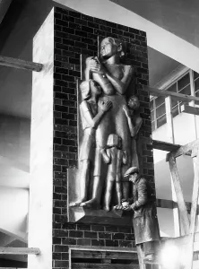Craftsmen: Sculpture at the exhibition Wunder des Lebens (Miracle of