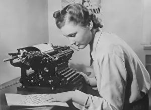 Typist: Secretary with typewriter, before 1945
