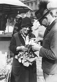 Examines: Seller and customer at the Viktualienmarkt in Manchen