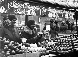 Oranges: Sellers in a market in Berlin, 1933
