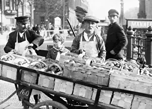 Apples: Selling apples at the fruit market, 1927