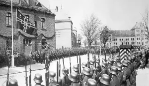 Barrack: Senate president Greiser awards the Schutzpolizei