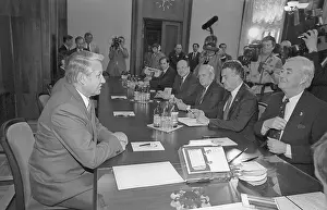 Negotiations: US senators visit USSR, 1987