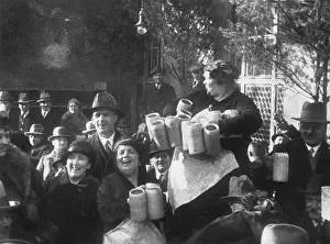 Salvator: Service in the beer garden in Munich, 1932