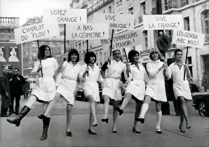 Faubourg: Seven Jacques Esterel models with comic placards in Paris