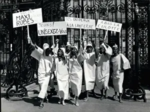 Monceau: Seven Jacques Esterel models with comic placards in Paris