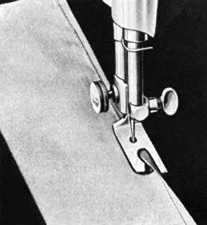 Fabrication: Sewing machines, accessory unit for the folding of the fabri