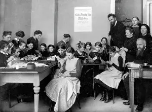 Kriegshilfsdienst: Sewing room in Munich, 1915