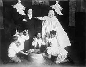 Halloween: Shake Hands with The Ghost