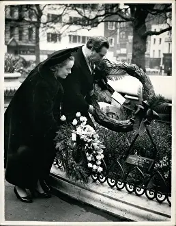 389th: Shakespeare's day wreath placed on statue, Leicester Square