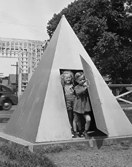 Consists: Shelter to protect against bomb attacks, 1940