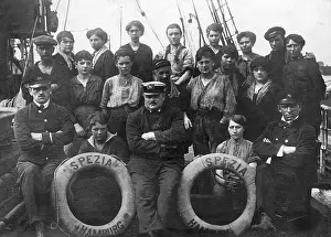 Lack: Ship captain with his crew, 1917