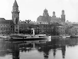 Rises: Ship landing stage at the old town hall of Passau