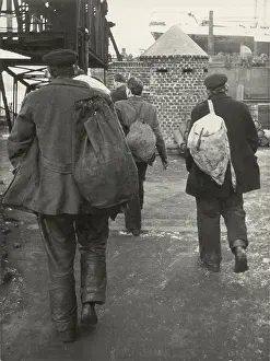 Peddlers: Three shipyard workers in the Port of Hamburg