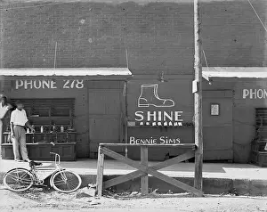 Shoeshine: Shoeshine stand, Southeastern U.S. by Walker ?