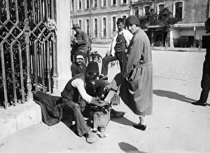 Cleans: Shoeshiner in Istanbul, 1925
