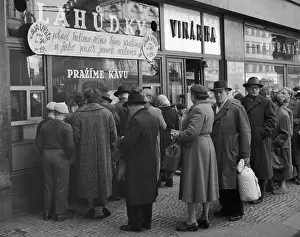 Mucha: Shop - shopper - food - line - queue