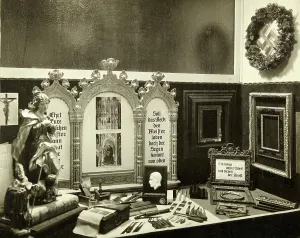 Scherb: Shop window of the frame store and gallery