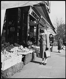 SHOPPING IN ILFORD/1950S
