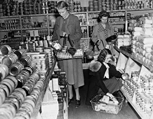 Simulate: Shopping in the self-service shop, 1938