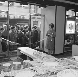 Nosek: Shopping - shopper - line - crowd