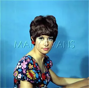 Mascara: SHORT HAIRSTYLE 1960S