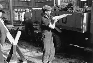 Shovels: Shovelling rubble onto a lorry