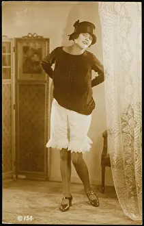 Knickers: SHOWING HER KNICKERS