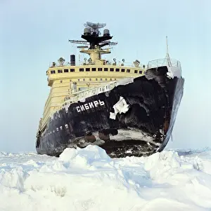 Escorting: Sibir nuclear-powered icebreaker, 1978