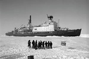 Evacuates: Sibir nuclear-powered icebreaker, 1987