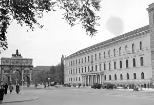 Ludwigstrasse: Siegestor (victory gate) and House of the German Right i