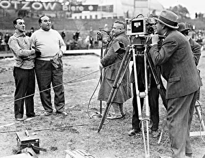Newsreel: Siegfried Arno and Kurt Gerron in front of cameras of the Uf