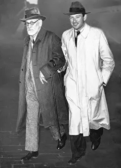 Sigmund: Sigmund Freud going into exile, 1938