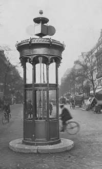 Precursor: Signal box for directing traffic at an intersection in Paris