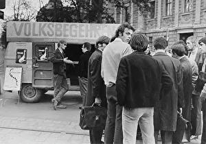 Zwentendorf: Signature campaign in front of the University of