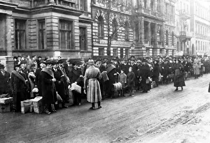 Volunteering: Signing up for the auxiliary service, 1917