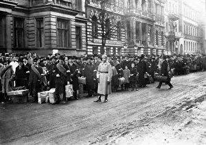 Volunteering: Signing up for the auxiliary service, 1917