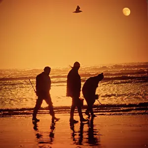 Del002: Silhouette Of Three Clam Diggers